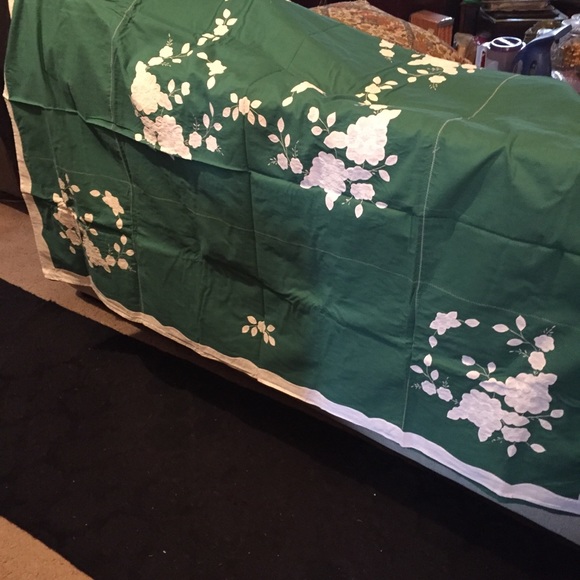 62x83"tablecloth and 8 matching napkins - Picture 1 of 4